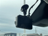 【ドライブレコーダー】映像・音声などの運転中の記録を残します。事故などを起こした起こされた時の証拠になりえますので、もしも時でも安心ですね。