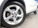 ●純正18インチアルミホイール:輸入車ならではの卓越した走りを支えるホイールと足回りです!日本車の走りに慣れている方にもぜひ体感して頂きたいほど、高いレベルでまとまっています!