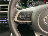 運転中、オーディオの操作をしてて、ハッとしたことはありませんか?ステアリングスイッチは、運転中でもハンドルでオーディオの操作が可能です。安全なドライブをサポートします。