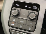 【オートエアコン】一度お好みの温度に設定すれば、車内の温度を検知し風量や温度を自動で調整。暑い&hellip;寒い&hellip;と何度もスイッチ操作をする必要はありません。快適な車内空間には必須の機能ですね♪