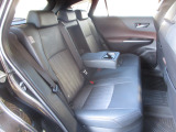 リヤシートは、シートの座面を考慮し、ゆとりある着座姿勢を保てるようにシートバックの角度を適度に設定したシートにしています。長距離にも十分適してます。コンソール付アームレストが便利です!