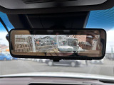 【デジタルインナーミラー】車両後方カメラの映像をルームミラーに映すことが出来ます。 そのため、後席に人や荷物があって後方が見えづらい場合でもしっかり視界を確保することが出来ます。