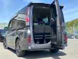 横にも縦にも開く、わくわくゲート☆後ろが狭くても荷物をサッと積み込める。3列目シートから乗り降りする時にも便利です♪