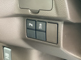 パーキングセンサーと横滑り抑制機能のスイッチです。駐車時の障害物検知や滑りやすい路面での車両安定性を高め、安全運転をサポートします。