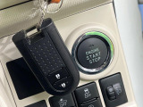 【キーフリーシステム】カバンやポケットに入れたままでもドアの施錠・解錠が可能なスマートキーを装備。エンジンのオン・オフ時もカギを取り出す必要が無いからとっても便利です♪