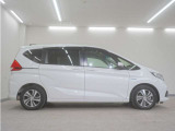 リアには左右スライドドアを採用。狭い駐車場でも開閉しやすく、強風の日でもドアが煽られにくくなっております。小さなお子さまやご年配の方も安心して乗り降りできます。