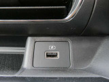 運転席そばにUSBソケットがあります♪♪ここでスマホの充電できちゃいます♪♪