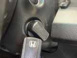【Hondaスマートキー】カバンやポケットに入れたままでもドアの施錠・解錠が可能なスマートキーを装備。エンジンのオン・オフ時もカギを取り出す必要が無いからとっても便利です♪