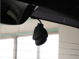 この車にはリアにもドライブレコーダーを装備しております◆映像・音声などを記録する自動車用の装置です。 もしもの事故の際の記録はもちろん、旅行の際の思い出としてドライブの映像を楽しむことができます。