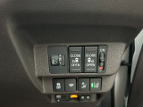 運転席の手元で両側スライドドアの開閉操作が可能です。