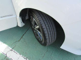 純正アルミが装着されてます。