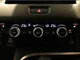 オートエアコンは左右席で独立温度コントロールが可能です。運転席はキンキンに冷やして助手席はマイルドにと言った設定が可能です☆暑さ寒さでケンカすることもなくなりますね♪
