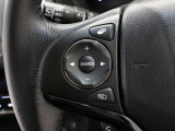 【ステアリングスイッチ】ハンドルにオーディオリモコンスイッチが装備されています。視点をそらすことなく、ボリューム調整・モード切替・放送局・曲飛ばしなどが可能です。