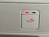 【SOSコール】事故や急病の時にボタンひとつで専門のオペレーターに接続。エアバックが開く事故の時は自動でオペレータに接続してくれます!