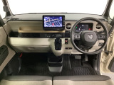 車内は光触媒抗菌消臭施工済です。スタイリッシュなデザインで暖かみのあるインパネ周りを演出します。グローブボックスやカップホルダーのほかにトレーなどたくさんの収納スペースが装備されています。