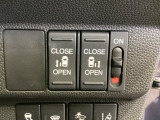 左右両側パワースライドドアが付いています。ワンタッチで簡単にお子様でも、お年寄りの方でも、開閉できますからとても便利です。キーレスや車内スイッチでも自動でドアの開閉ができます。