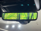 クリアサイトルームミラー ランドローバー初採用のテクノロジー。車体に装備したカメラによる後方映像がルームミラーに映し出されます。車両後方の様子をはっきりと確認できます。