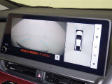 パノラミックビューモニターを装備。駐車場や交差点でクルマを真上から見るように周囲を確認できます。機能の詳細は販売店スタッフまでおたずねください。