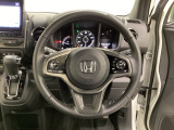 ハンドルにHondaセンシング系のクルーズコントロールやレーンキープアシストなどのスイッチと、オーディオの操作スイッチが装備されています。ハンドルから手を離さず安全に操作できます。