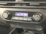 【オートエアコン】一度お好みの温度に設定すれば、車内の温度を検知し風量や温度を自動で調整。暑い&hellip;寒い&hellip;と何度もスイッチ操作をする必要はありません。快適な車内空間には必須の機能ですね♪