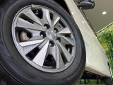 【純正15インチアルミホイール】外観にマッチした純正アルミホイールを装着しております。各種社外アルミホイールや、スタッドレスタイヤも取扱いしております。是非ご相談ください♪