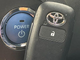 【スマートキー】カバンやポケットに入れたままでもドアの施錠・解錠が可能なスマートキーを装備。エンジンのオン・オフ時もカギを取り出す必要が無いからとっても便利です♪