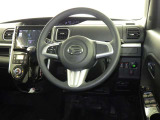 運転席まわりです。 各操作スイッチは使いやすい位置に配置されてます。