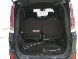 3列目を跳ね上げれば広々としたラゲージスペースになりますよ♪