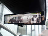 スマートルームミラーがリヤカメラで車両後方の映像ルームミラー表示しをクリアな後方視界を確保してくれます。