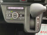 インパネにシフトレバーがございます^^空間を広く使うことができ、ハンドルにも近いため操作性にも優れています☆