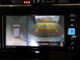 バックモニター付きで慣れない駐車場や車庫入れをサポートします。