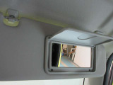 運転席側と助手席側にバニティミラーついていますちょっとした身だしなみが確認できます。
