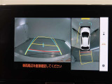 パノラミックビューモニター付きです。車両を上から見たような映像をモニター画面に表示。運転席からの目視では見にくい、車両周辺の状況をリアルタイムでしっかり確認できます。