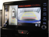 パノラミックビューモニター付きです。車両を上から見たような映像をディスプレイオーディオ画面に表示。運転席からの目視だけでは見にくい、車両周辺の状況をリアルタイムでしっかり確認できます。