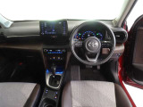 革巻きステアリングで快適な操作性の運転席です。