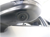 ■助手席側ドアミラーにはサイドビューカメラを装備。ドライバーの死角となりやすい車体左下側がきちんと確認できるので、幅寄せや狭い道でのすれ違いなどに効果を発揮します。