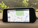 【マツダコネクトナビ】車内の雰囲気にマッチした一体型タイプのナビ。各種車輌設定やBluetooth再生等、様々な機能が楽しめます。直感的なダイヤル操作が可能で、使い勝手も良好です。