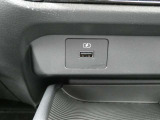 ドライブしながらスマホなどを充電できるUSB端子が付いています!いざという時にとても便利ですね!