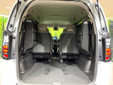 後席を格納すると、これだけの広さが!シーンに合わせたシートアレンジで、大きな荷物も積むことが出来ます♪
