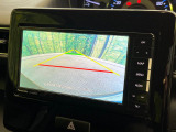 【バックカメラ】駐車時に後方がリアルタイム映像で確認できます。大型商業施設や立体駐車場での駐車時や、夜間のバック時に大活躍!運転スキルに関わらず、今や必須となった装備のひとつです!