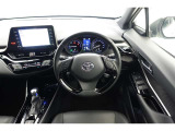 スポーティームード溢れる運転席周りですね。 クイックなドライビングに対応できるよな運転席回りになっています。 ドライブがますます楽しくなりますね!