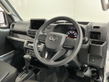 【インパネ】運転のしやすさを最優先に設計された見晴らしの良いフロントビュー。車両間隔が掴みやすく狭い道でも安心♪「安全」と「品質」を最優先に、安心してお乗りいただけるクルマを提供いたします。