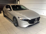 MAZDA3はマツダが誇る「魂動デザイン」を採用しており、洗練されたシンプルな美しさを持ち、都会的でスタイリッシュな印象を与えます。
