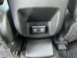 後席にもUSBソケット2つ付いています。長時間のドライブでも携帯の充電など出来て嬉しい!