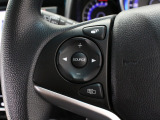 【ステアリングスイッチ】ハンドルにオーディオリモコンスイッチが装備されています。視点をそらすことなく、ボリューム調整・モード切替・放送局・曲飛ばしなどが可能です。