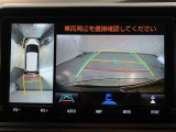 パノラミックビューモニター付きです。車両を上から見たような映像をモニター画面に表示。運転席からの目視では見にくい、車両周辺の状況をリアルタイムでしっかり確認できます。