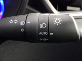 【オートライト】車外の明るさに応じて、自動的にライトの点灯・消灯をしてくれます。