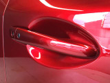 スマートキーを所持している状態でロックボタンを押すと、車両すべてのドアの解錠や施錠を行うことが出来ます。