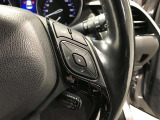 ステアリングスイッチ付き。前方から目を離すことなく操作することが可能です。