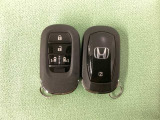スマートキー付きですからドアロックの開閉およびエンジンスタートが楽々です。電動スライドドアの開け閉めもボタンで操作できます。スペアキーも同じものを用意しております。